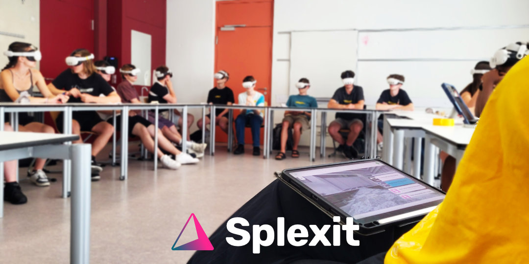Schulklasse mit VR-Brillen in U-Form, im Vordergrund steuert eine Person die Session per Tablet.