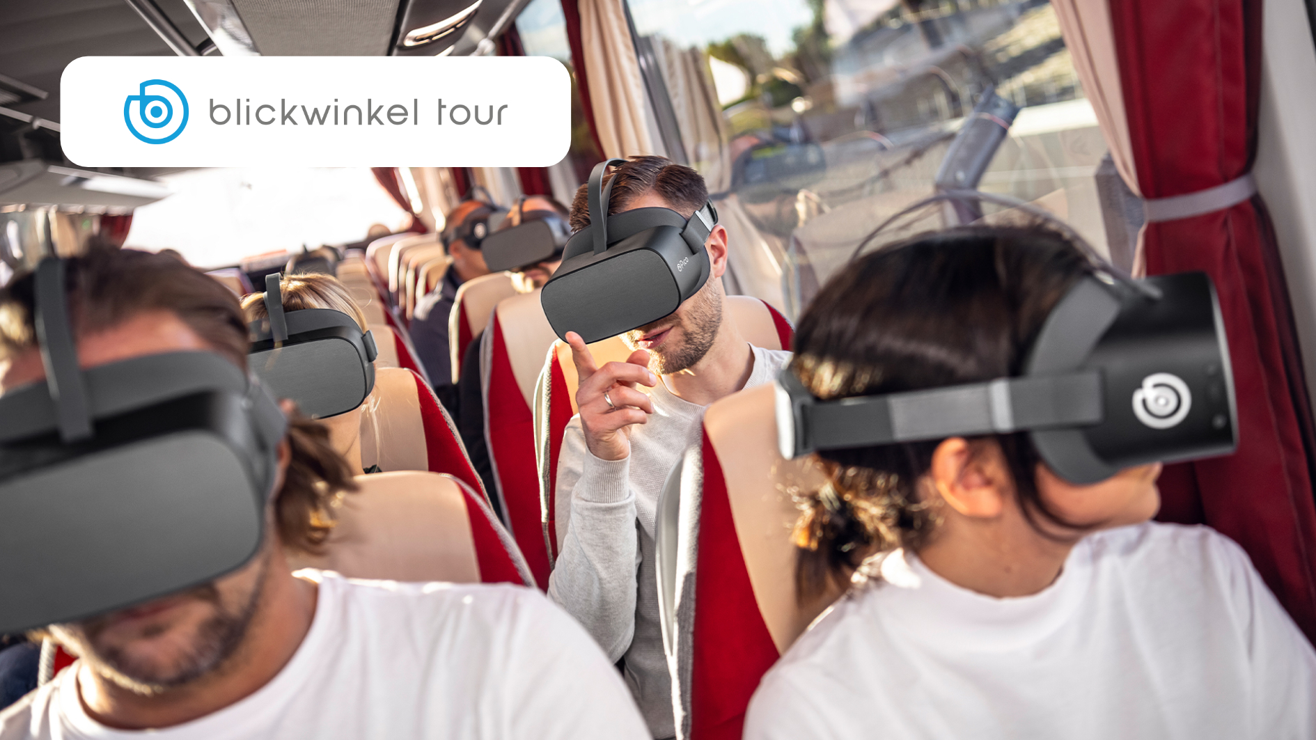 Teilnehmende der Blickwinkel Tour mit VR-Headsets im Bus