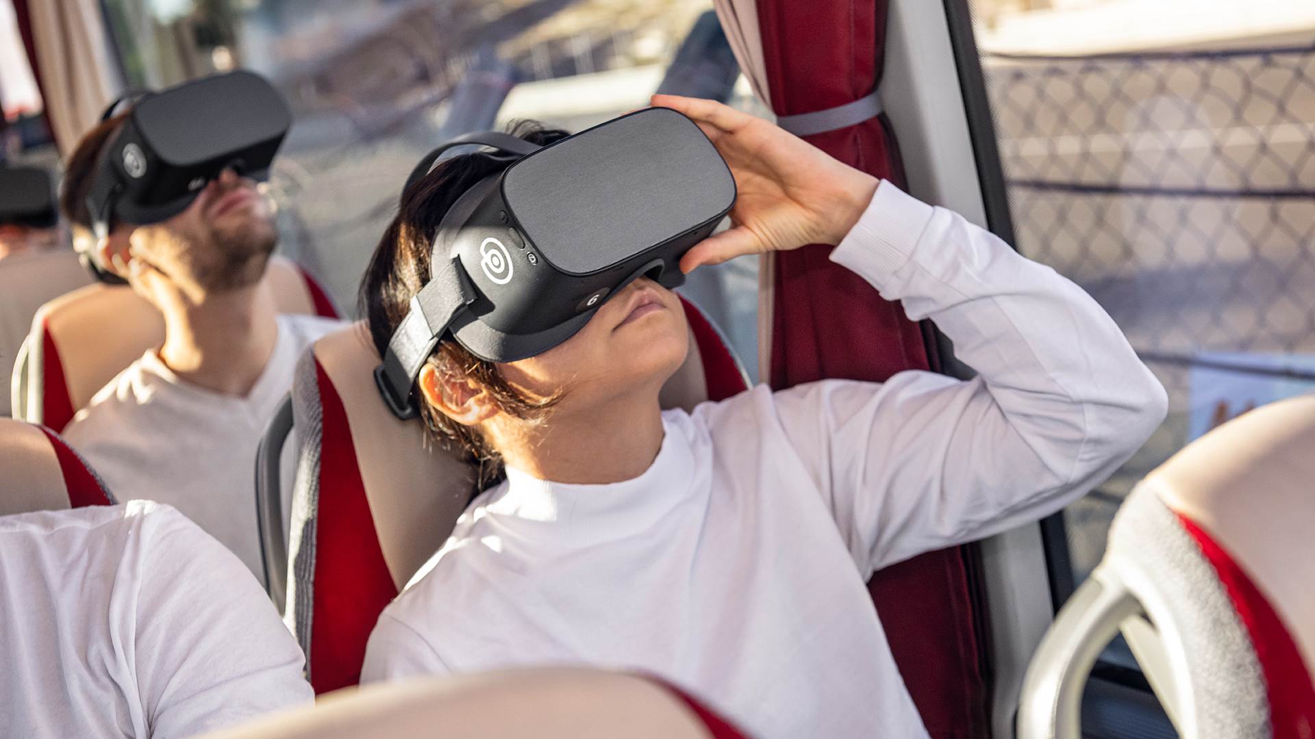 Teilnehmende mit VR-Headsets im Bus während der Tour