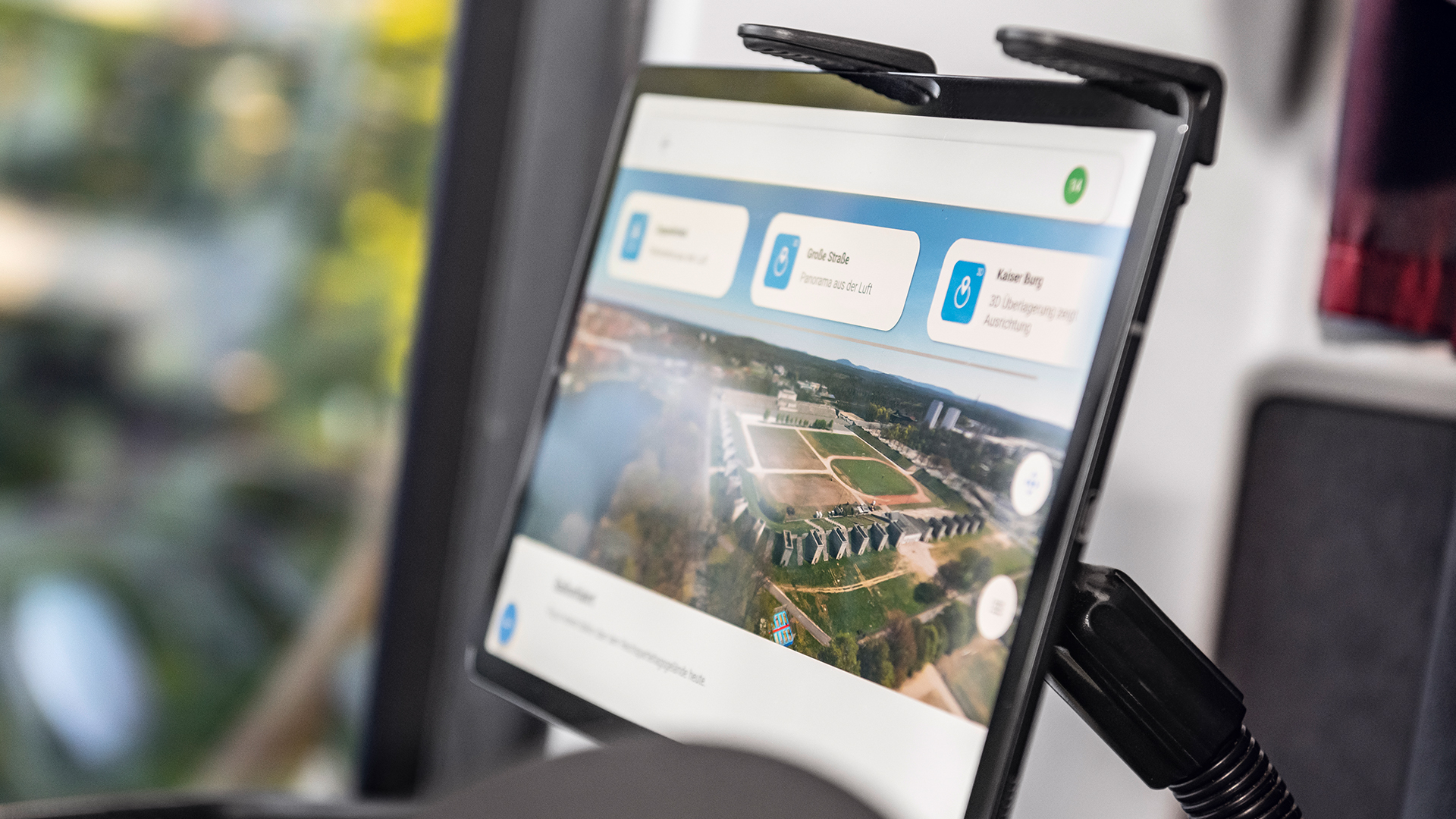 Teilnehmerin mit VR-Brille, Blick nach oben auf die virtuelle Architektur