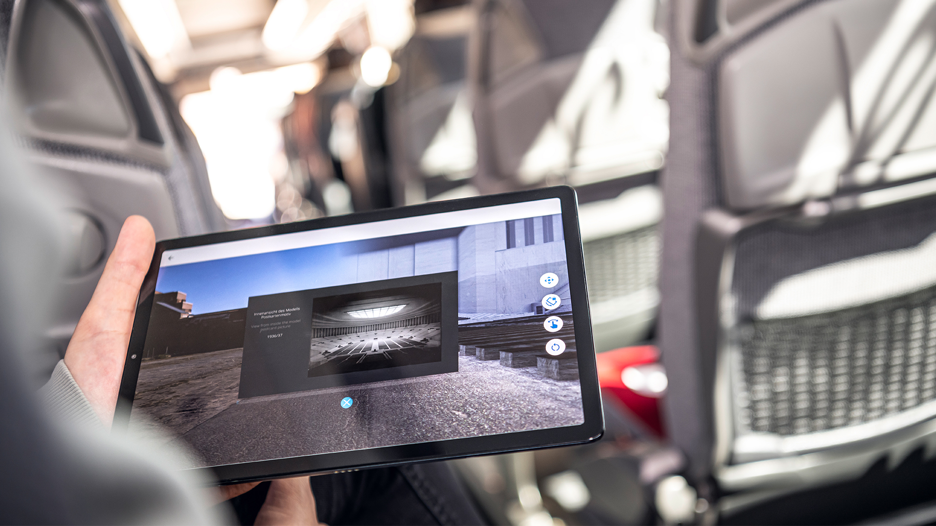 Tablet mit Panorama-Ansicht der Großen Straße in der Tour-App