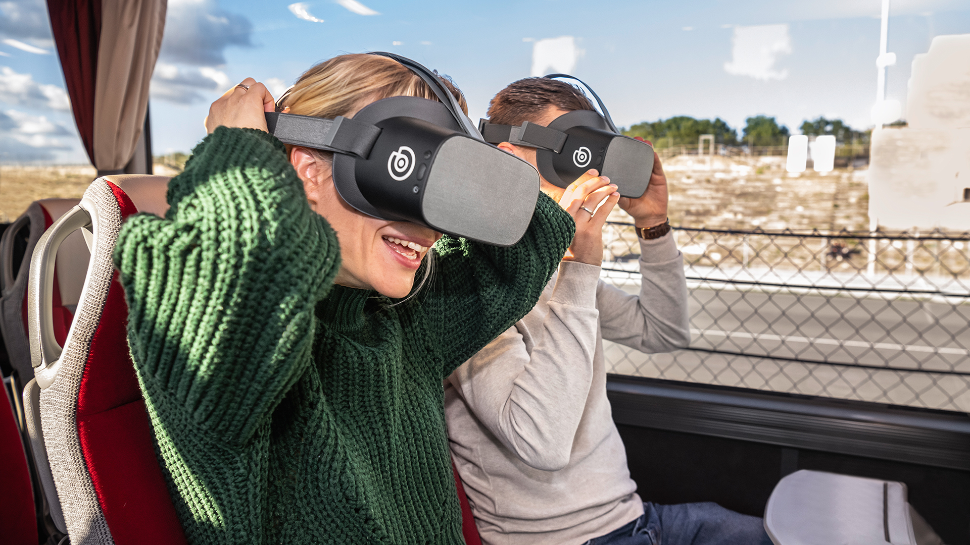 3D-Rekonstruktion eines Gebäudes auf dem Tablet während der Bus-Tour