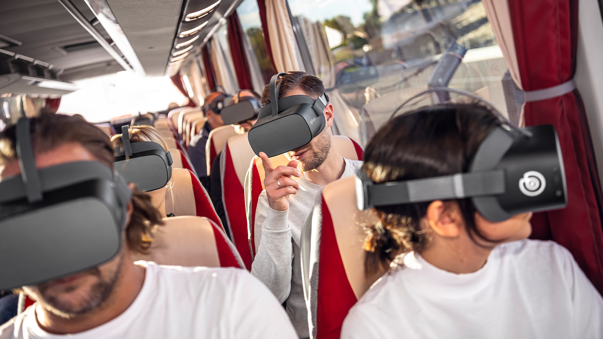 Teilnehmende der Blickwinkel Tour mit VR-Headsets im Bus am Reichsparteitagsgelände