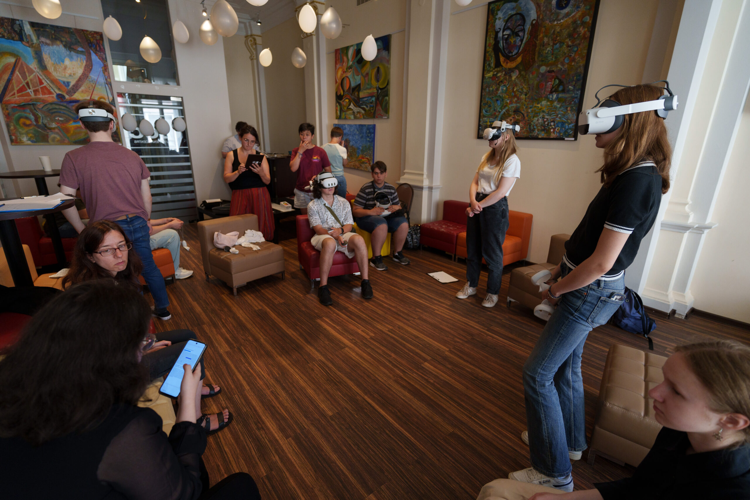 Teilnehmende mit VR-Headsets in einem Workshop-Raum