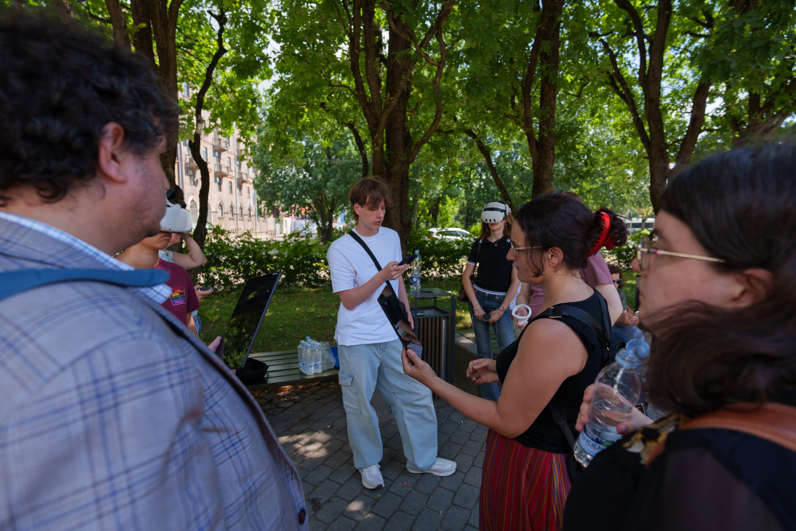 Gruppe bei einer VR-Stadttour im Freien
