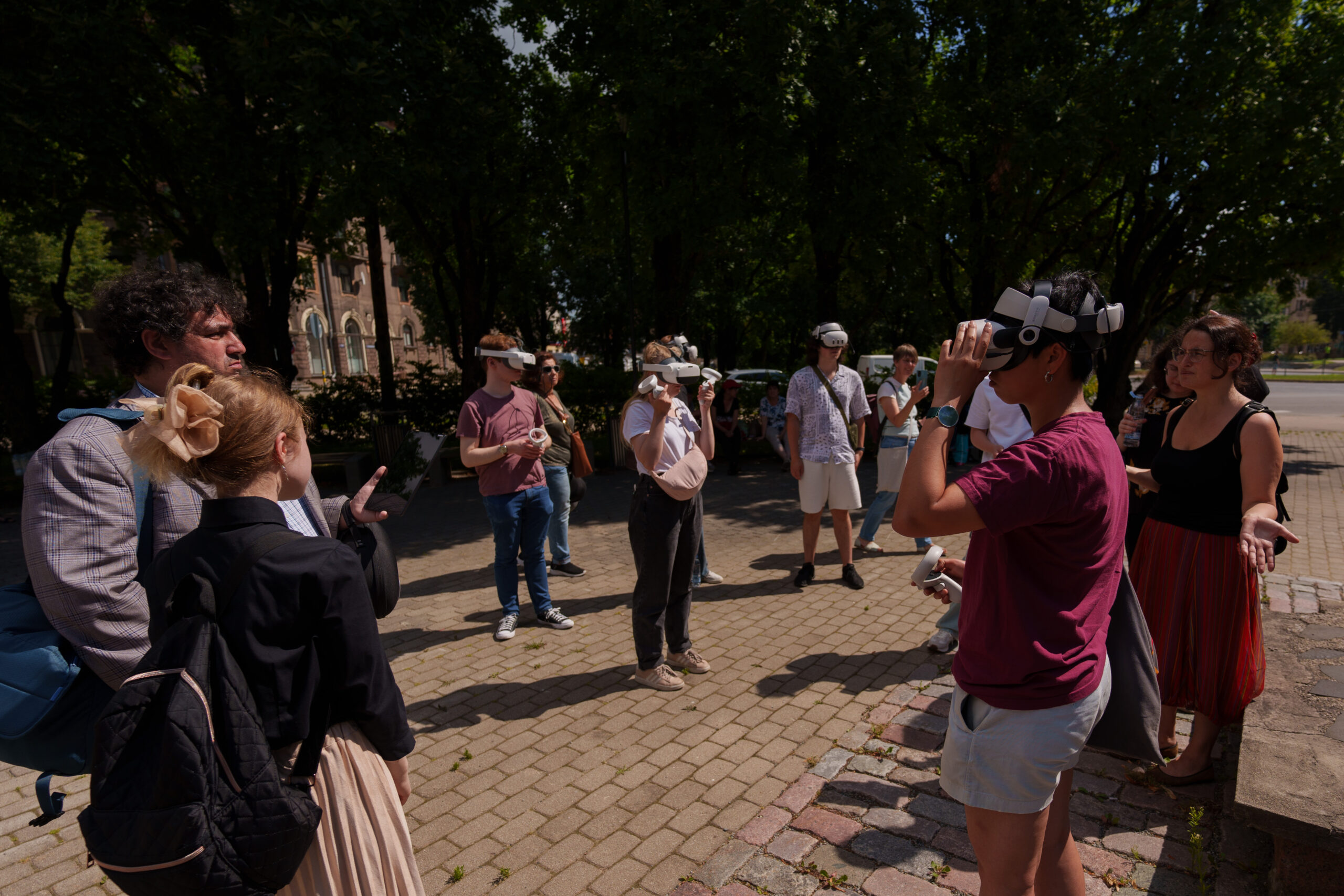 Geführte VR-Tour mit mehreren Headsets vor historischer Kulisse