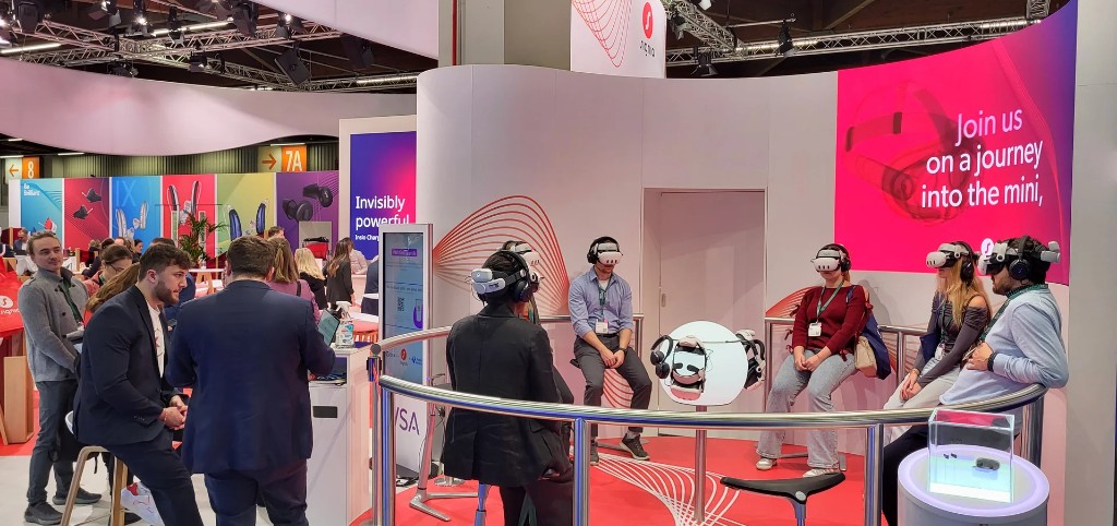 Signia-Messestand: synchronisierte Multi-User-Produktpräsentation mit VR-Headsets